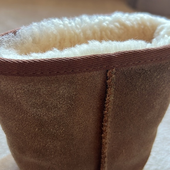 UGG RARE Classic Short US 7 with Red cable trim - Excellent Condition - Picture 10 of 16